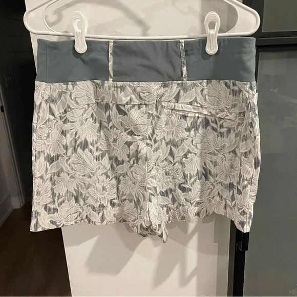Athleta Trekkie North Short Ethereal Bloom Magnolia White - Size 10 - Picture 3 of 4